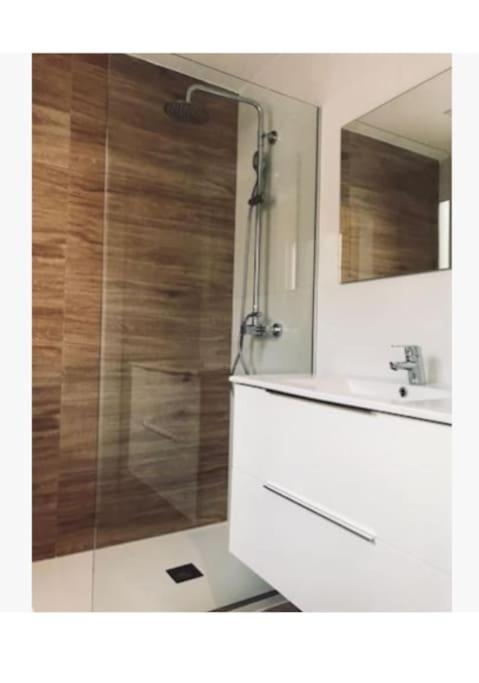 Apartamento Centrico De Diseno En Calle Tres Forques,valencia